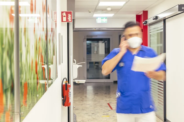 Assistenzarzt unterwegs in der Notaufnahme