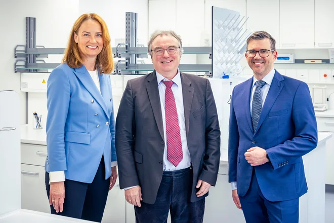 Simone Lauer (l.), Geschäftsführerin der St. Elisabeth Gruppe und Prof. Dr. Ulrich Frey (r.), Direktor der Klinik für Anästhesiologie, operative Intensivmedizin, Schmerz- und Palliativmedizin des Marien Hospital Herne, weihten gemeinsam mit Prof. Dr. Ralf Erdmann (m.), Forschungsdekan der Ruhr-Universität Bochum, das modernisierte Forschungslabor ein.
