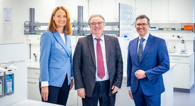 Simone Lauer (l.), Geschäftsführerin der St. Elisabeth Gruppe und Prof. Dr. Ulrich Frey (r.), Direktor der Klinik für Anästhesiologie, operative Intensivmedizin, Schmerz- und Palliativmedizin des Marien Hospital Herne, weihten gemeinsam mit Prof. Dr. Ralf Erdmann (m.), Forschungsdekan der Ruhr-Universität Bochum, das modernisierte Forschungslabor ein.