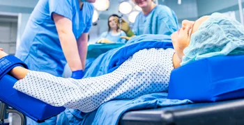 OTA-Auszubildende können im OP arbeiten.