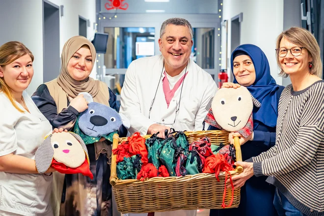 Dr. Bahman Gharavi (Mitte) und Nellja Gross (links)