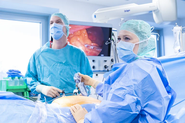 Eine Assistenzärztin gemeinsam mit dem Klinikdirektor im OP