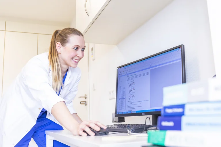 Eine PJ-Studentin am PC