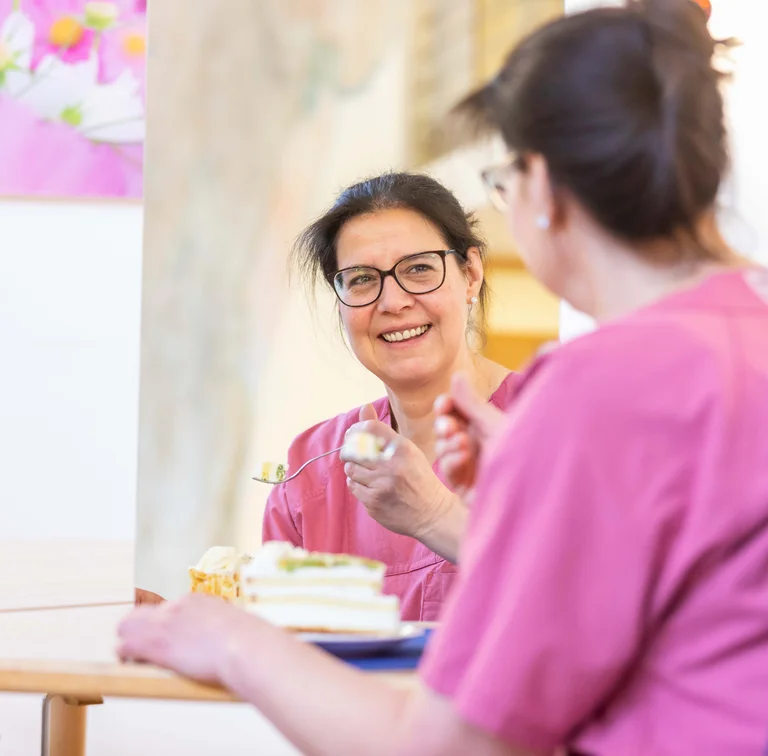 Demenzbeauftragte Claudia Wagner im Austausch mit einer Kollegin