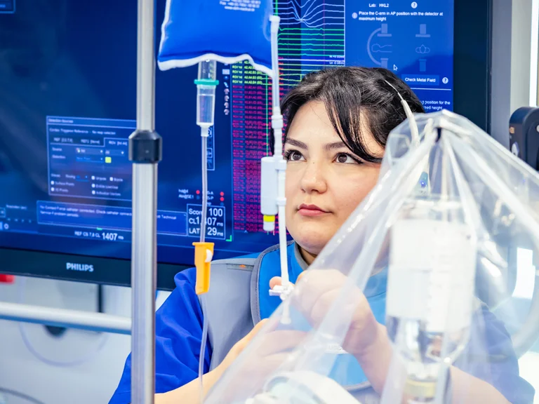 Tugce Demir bereitet im Herzkatheterlabor die Infusion vor
