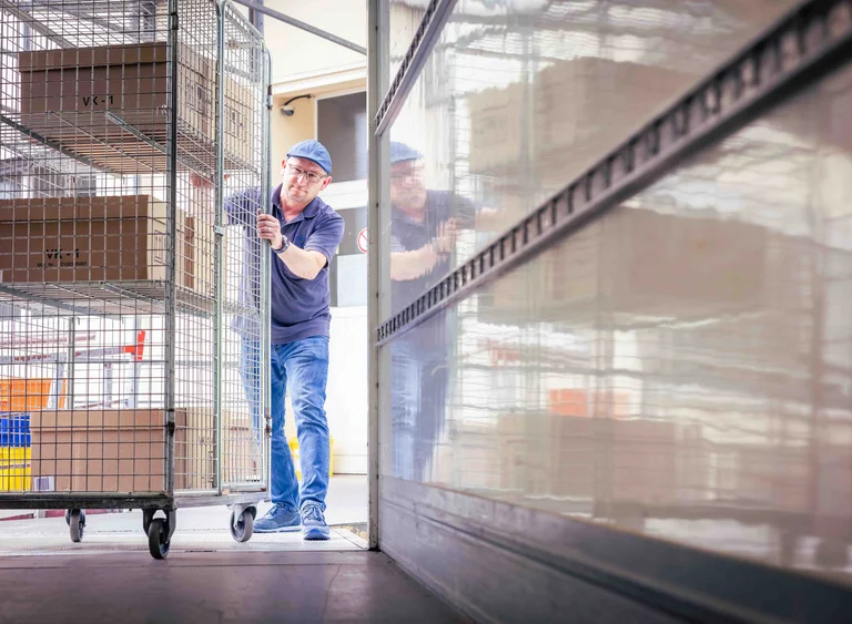 Auch das Be- und Entladen der Fahrzeuge gehört zu den Aufgaben des Fahrdienstes.