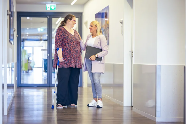 Entlassmanagement: Ramona Przybylski spricht mit einer Patientin