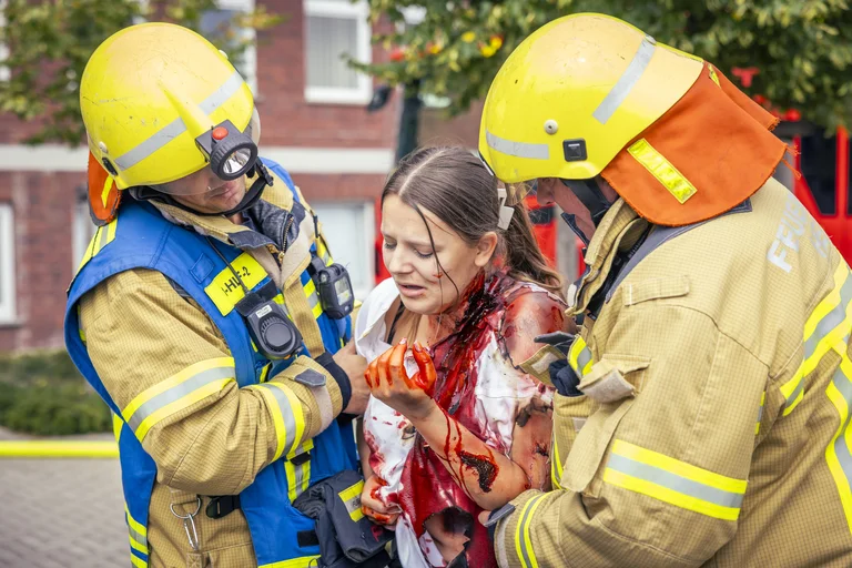 Feuerwehrleute versorgen eine Verletzte
