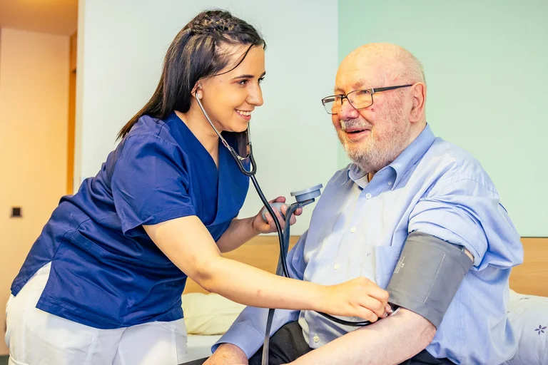 Altenpflege: Midya Ismail mit einem Patienten