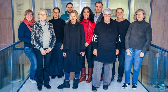 Daniel Matosin (4. v. r.), Heike Fischer (Mitte vorne) sowie Kristina Kühne (5. v. r.) und Birga Müller (1. v. l.)