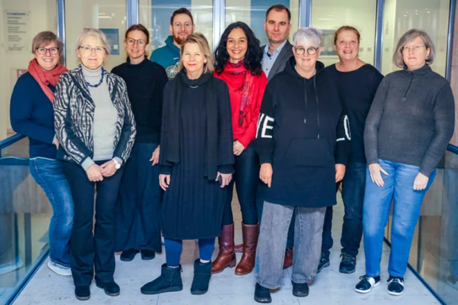 Daniel Matosin (4. v. r.), Heike Fischer (Mitte vorne) sowie Kristina Kühne (5. v. r.) und Birga Müller (1. v. l.)