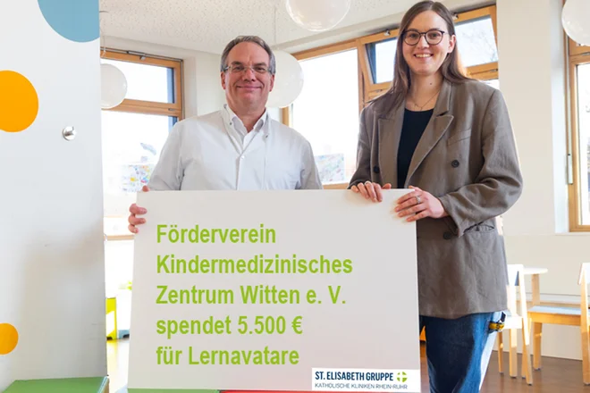 Volker Sander, Leitender Oberarzt der Klinik für Kinderchirurgie des Marien Hospital Witten (l.), und Laura Lang, Familienbezugspflegerin der Klinik für Kinderchirurgie des Marien Hospital Witten (r.), freuen sich über die Spende der Stadtwerke Witten an den Förderverein des Kindermedizinischen Zentrum Witten.