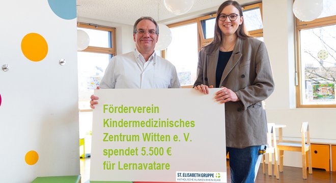 Volker Sander, Leitender Oberarzt der Klinik für Kinderchirurgie des Marien Hospital Witten (l.), und Laura Lang, Familienbezugspflegerin der Klinik für Kinderchirurgie des Marien Hospital Witten (r.), freuen sich über die Spende der Stadtwerke Witten an den Förderverein des Kindermedizinischen Zentrum Witten.