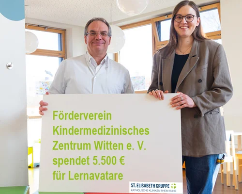 Volker Sander, Leitender Oberarzt der Klinik für Kinderchirurgie des Marien Hospital Witten (l.), und Laura Lang, Familienbezugspflegerin der Klinik für Kinderchirurgie des Marien Hospital Witten (r.), freuen sich über die Spende der Stadtwerke Witten an den Förderverein des Kindermedizinischen Zentrum Witten.