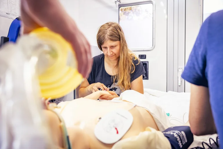 Eine Studentin übt an einer Puppe