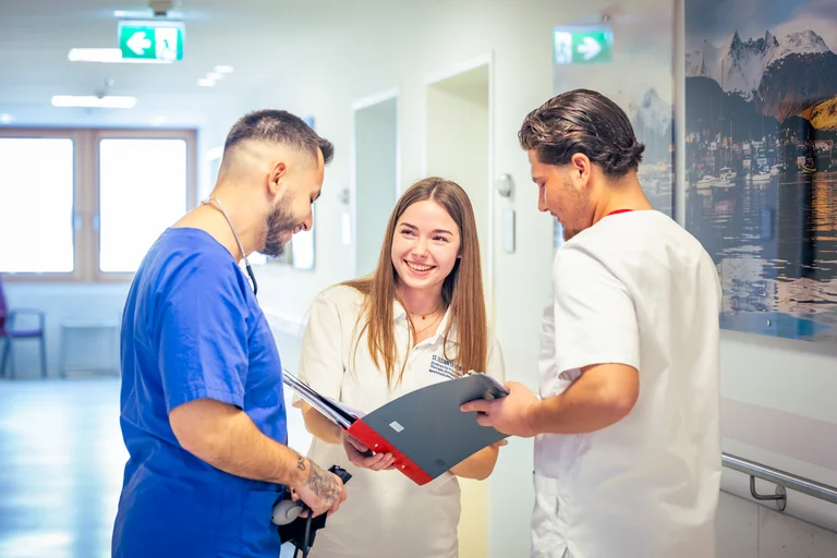 Logopädie-Auszubildende im Gespräch mit Kollegen