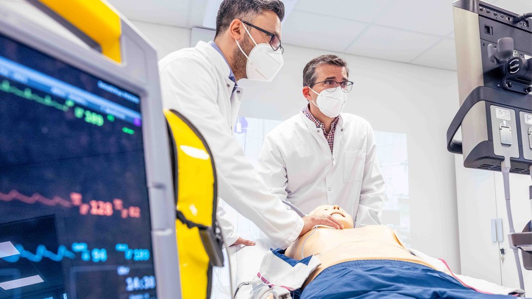 Ärzte mit einer speziellen Simulationspuppe im Simulationszentrum
