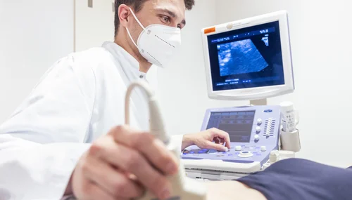 Assistenzarzt Innere Medizin beim Ultraschall
