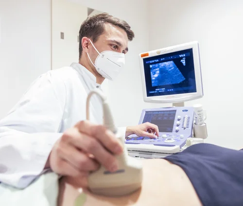 Assistenzarzt Innere Medizin beim Ultraschall