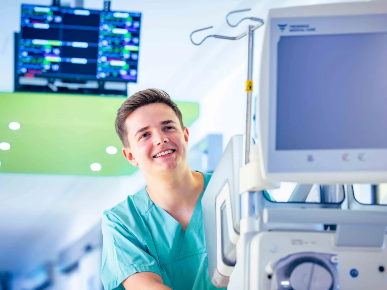 Für seine Patienten ist Nico Bartkowiak gerne auf der Intensivstation unterwegs – wie hier mit einem Dialysegerät.