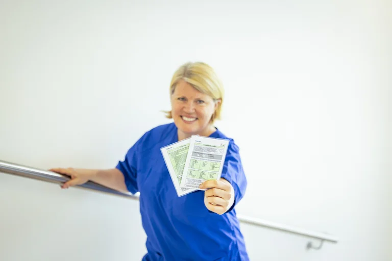 Pflege- und Gesundheitswissenschaftlerin Nadia Wohlfahrt mit den Pocketcards