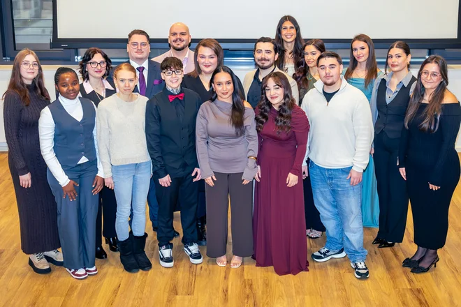 21 examinierte Pflegefachkräfte freuen sich über das bestandene Examen.