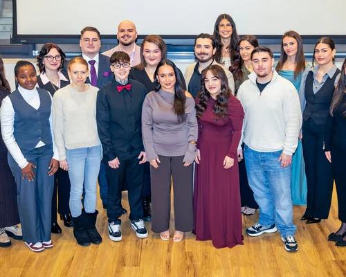 21 examinierte Pflegefachkräfte freuen sich über das bestandene Examen.