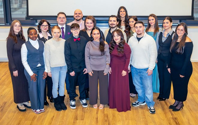 21 examinierte Pflegefachkräfte freuen sich über das bestandene Examen.