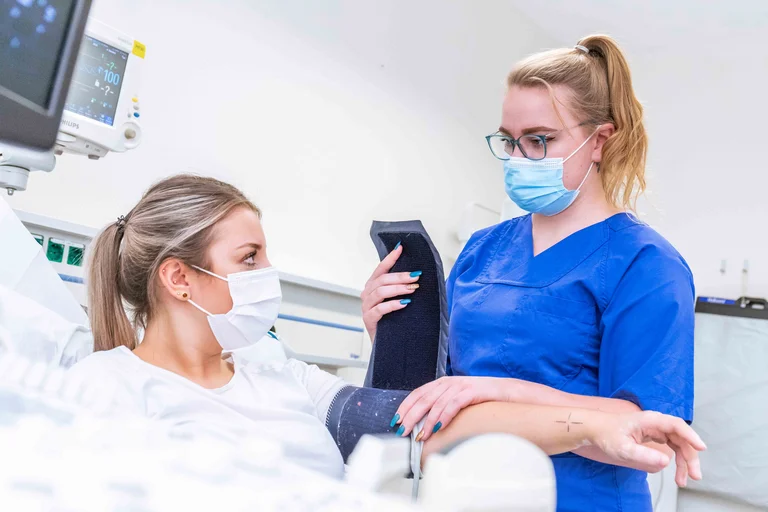 Aileen Köllmann während ihrer Pflegeausbildung