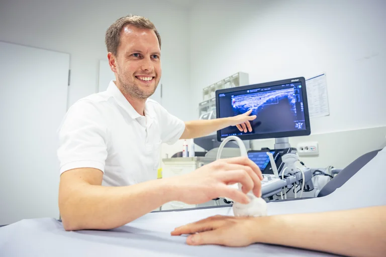 Assistenzarzt Rheumatologie beim Handgelenksultraschall