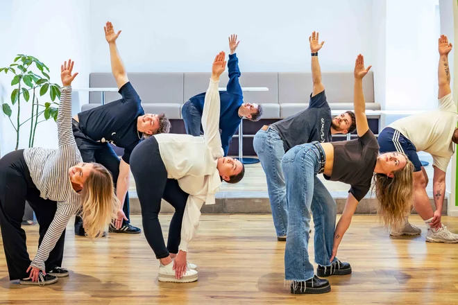 Auszubildende der Akademie der Physiotherapie zeigen Mobilisations- und Dehnübungen für eine aktive Pause.