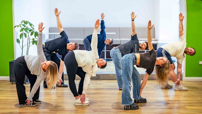 Auszubildende der Akademie der Physiotherapie zeigen Mobilisations- und Dehnübungen für eine aktive Pause.