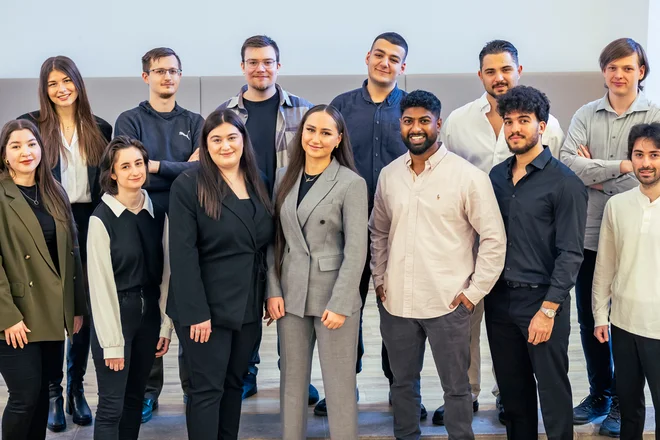 13 Anästhesietechnische Assistenten erhielten nach Ausbildung ihr Examen
