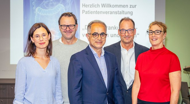 Prof. Dr. Metin Senkal (m.) mit weiteren Experten
