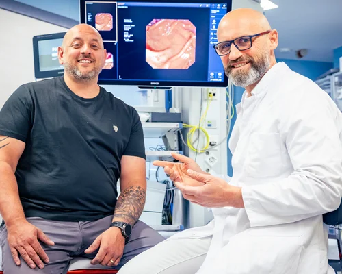 Dr. Viktor Rempel (rechts) gemeinsam mit Pankreatitis-Patient David Faraguna (links) bei der Nachbesprechung der Behandlung.