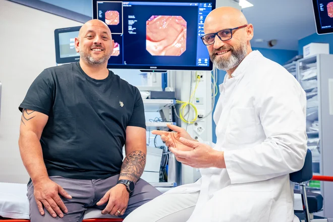 Dr. Viktor Rempel (rechts) gemeinsam mit Pankreatitis-Patient David Faraguna (links) bei der Nachbesprechung der Behandlung.
