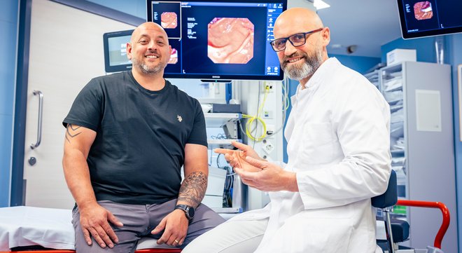 Dr. Viktor Rempel (rechts) gemeinsam mit Pankreatitis-Patient David Faraguna (links) bei der Nachbesprechung der Behandlung.