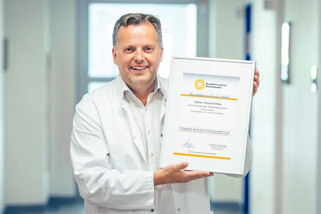 Freut sich über den erneuten Qualitätsnachweis des Qualitätsverbund Beckenboden des Marien Hospital Witten: Prof. Dr. Sven Schiermeier, Direktor des Zentrum für Frauenheilkunde und Geburtshilfe der St. Elisabeth Gruppe und Chefarzt der Frauenklinik und Geburtshilfe des Marien Hospital Witten.