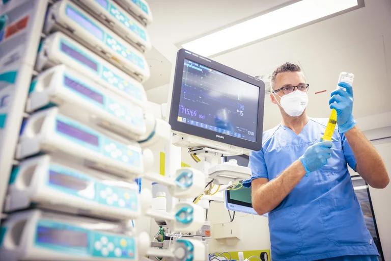 Ein Notarzt bereitet eine Infusion vor