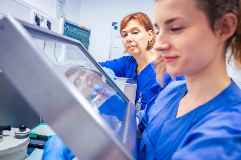 MTR Sabine Simon-Gronwald im Heißlabor