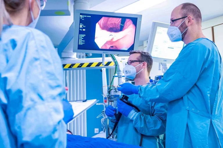 Während der Endoskopie arbeiten Pflegekraft und Arzt eng zusammen – jeder Handgriff sitzt.