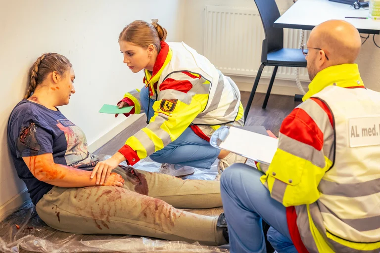 Notfallübung mit einer simulierten Verletzten
