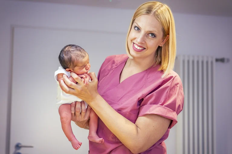 Hebamme Adina Jäger mit einem Neugeborenen