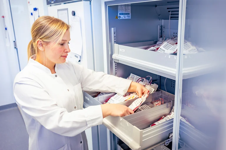 Katarina Steffen sorgt als Standortleitung des Labors auch bestmöglich für die Sicherstellung des Mindestbestandes an Blutprodukten für das Blutdepot des Krankenhauses.