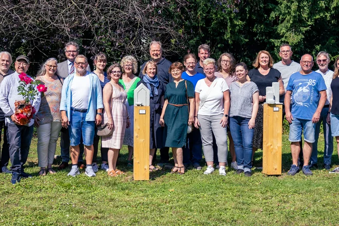 Dr. Peter W. Nyhuis (2. Reihe, 3. v. l.), Dr. Beate Brieseck (2. Reihe, 3. v. r.) und weitere Mitarbeiter sowie Patienten