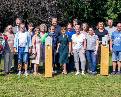 Dr. Peter W. Nyhuis (2. Reihe, 3. v. l.), Dr. Beate Brieseck (2. Reihe, 3. v. r.) und weitere Mitarbeiter sowie Patienten