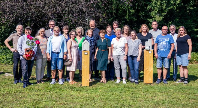 Dr. Peter W. Nyhuis (2. Reihe, 3. v. l.), Dr. Beate Brieseck (2. Reihe, 3. v. r.) und weitere Mitarbeiter sowie Patienten