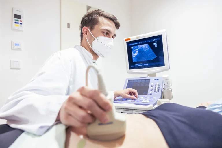 Assistenzarzt innere Medizin beim Ultraschall