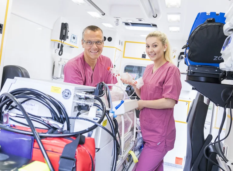 Pflegekräfte der Kinderintensivstation im Babynotarztwagen