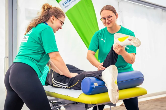 Die Physiotherapeuten des Zentrum für Prävention, Therapie, Rehabilitation und sportmedizinische Diagnostik der St. Elisabeth Gruppe behandeln die teilnehmenden Sportler bei den „Tagen der Überflieger“.